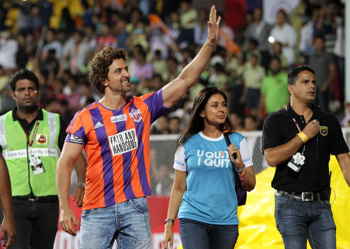 Roshan heilsar áhorfendum á leik Pune City.