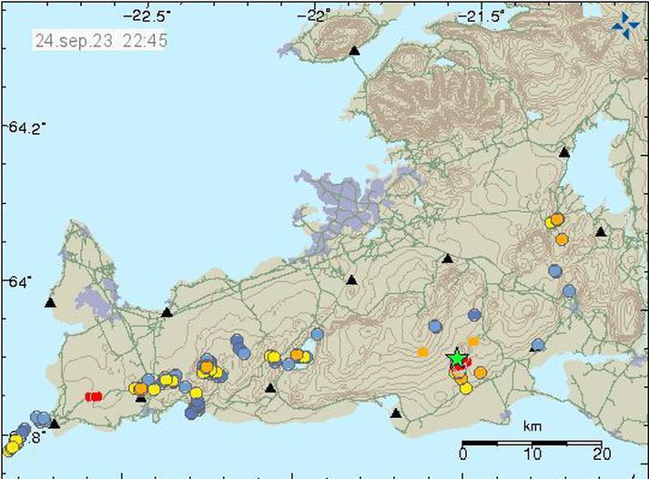 Stærsti skjálftinn í kvöld varð á um sex kílómetra dýpi og um sex kílómetra vestur af Raufarhólshelli.