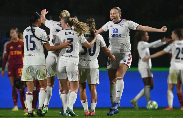 Arna Eiríksdóttir fagnar marki Valerenga á móti Roma í Meistaradeildinni.