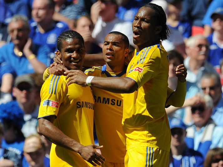 Leikmenn Chelsea fagna jöfnunarmarki Didier Drogba.