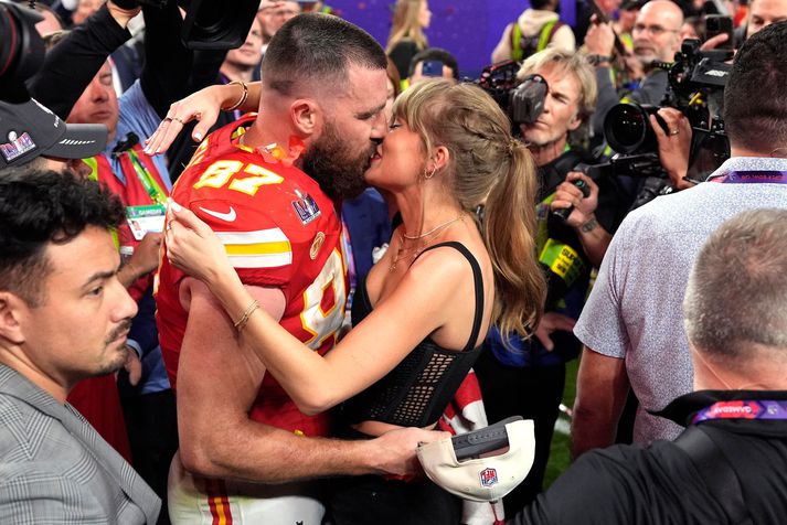 Taylor Swift kyssir kærasta sinn og innherja Super Bowl meistara Kansas City Chiefs, Travis Kelce,  í leiklok í Las Vegas.