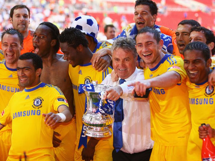 Guus Hiddink fagnar hér bikarmeistaratitlinum með leikmönnum Chelsea árið 2009.
