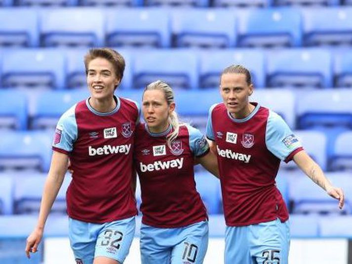 Dagný Brynjarsdóttir og Katerina Svitkova leika saman með West Ham en verða andstæðingar á föstudaginn í afar mikilvægum landsleik.