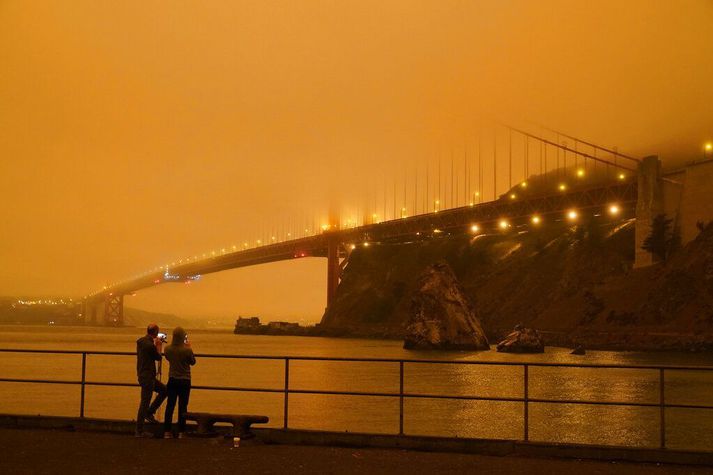 Ekki sást til sólar í gegnum appelsínugulan himininn yfir Gullríkisbrúnni við San Francisco í gærmorgun. Myndin var tekin klukkan 9:47 um morgun að staðartíma.