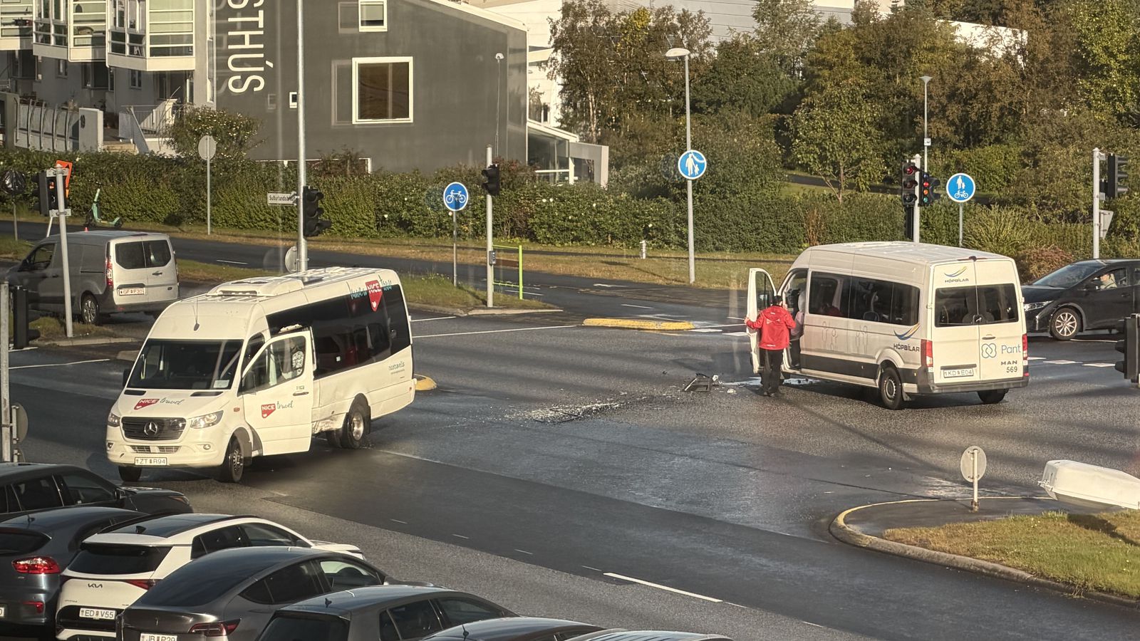 Tveir hópferðabílar skullu saman á Suður­lands­braut
