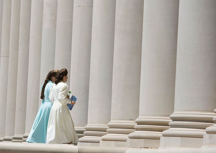 Árið 2008 gerði lögregla áhlaup á búgarð í Texas. Meðlimir í FLDS-söfnuðinum bjuggu á búgarðinum, þar af 439 börn, en nokkir menn voru í kjölfarið sóttir til saka fyrir fjölkvæni og barnaníð.