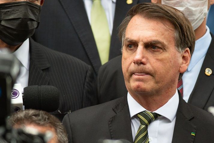 Forsetinn Jair Bolsonaro hefur ítrekað gert lítið úr vandamálinu og gagnrýnt fjarlægðartakmörk sem ríkisstjórar landsins hafa sett.