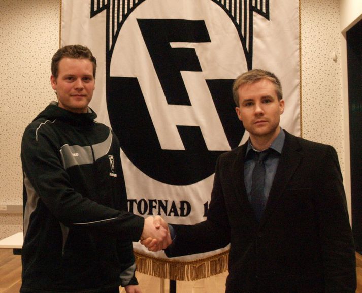 Jón Gunnlaugur eftir undirskriftina.