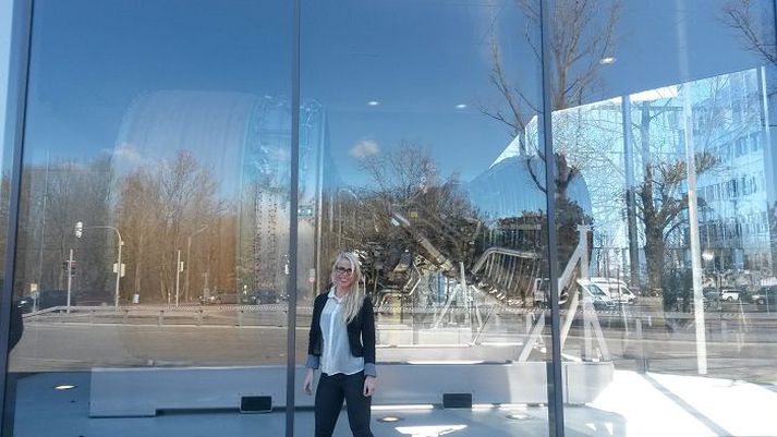 Hér er Katrín Edda Þorsteinsdóttir með eitt stykki þotuhreyfil í bakgrunn en myndin er tekin fyrir framan fyrirtækið MTU Aero Engines.