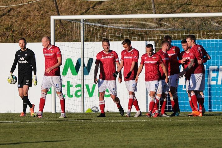 Birkir Már Sævarsson fagnar öðru marka sinna á móti FH í gær með félögum sínum í Valsliðinu. Það var einmitt mark Birkis í 5-1 sigrinum á Stjörnunni, fjórum dögum fyrr, sem færði Valsmönnum metið.