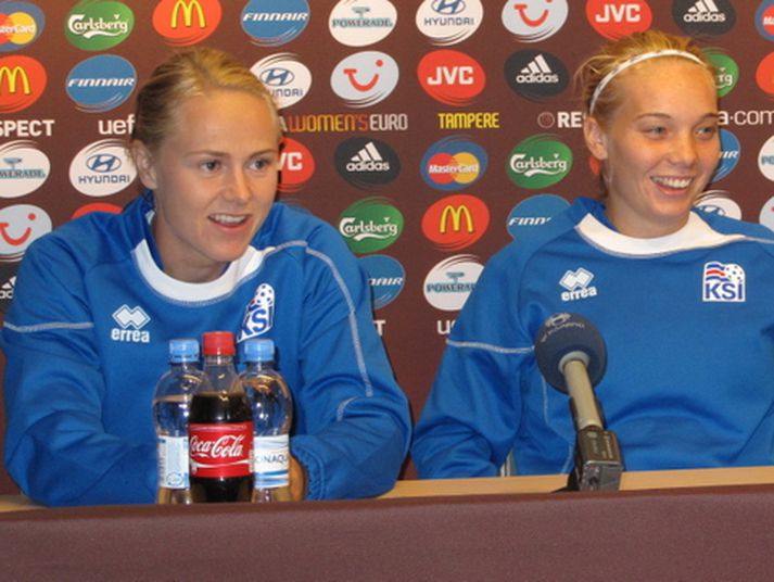 Edda Garðarsdóttir, átti góðan leik á móti Þjóðverjum í dag. Hér er hún á blaðamannafundi með Margréti Láru.