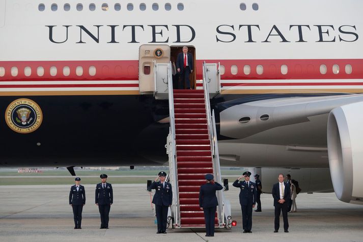 Donald Trump stígur út úr nýju forsetaflugvélinni, sem var gjöf frá konungsfjölskyldunni í Katar.