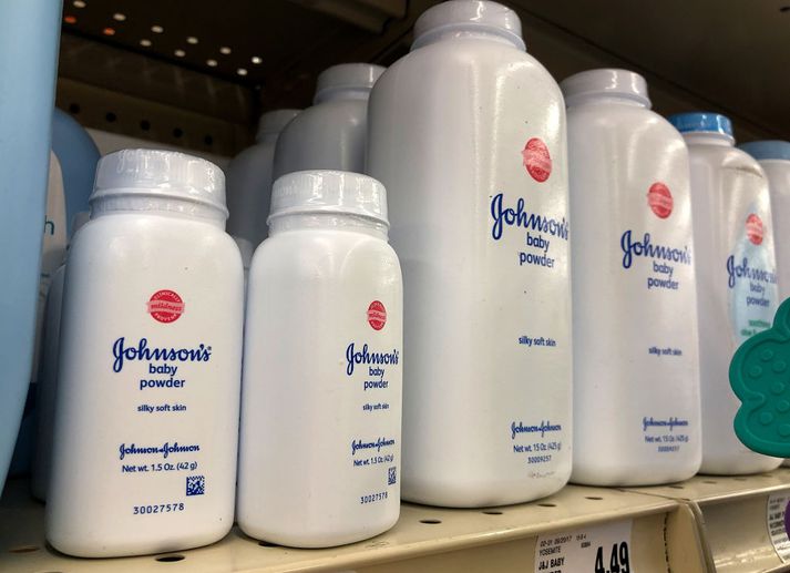 Margir Íslendingar kannast eflaust við barnapúðrið frá Johnson & Johnson, fyrirtækið sem hefur farið mikinn í framleiðslu og markaðssetningu á ópíóðum í Bandaríkjunum síðustu ár og hefur nú verið dæmt til þess að greiða Oklahoma-ríki 572 milljónir dollara vegna þess skaða sem faraldurinn hefur valdið í ríkinu.