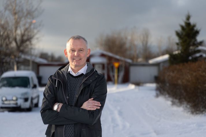 Sævar Freyr Þráinsson bæjarstjóri á Akranesi og verðandi forstjóri Orkuveitu Reykjavíkur segir að það sé frekar auðvelt að fá hann til að dansa undir flest allri tónlist en velur þó rokkið umfram diskó þurfi hann að gera upp á milli. Á næstu vikum gerir Sævar ráð fyrir að lítið afakríli muni breyta nokkuð morgunrútínunni á heimilinu.