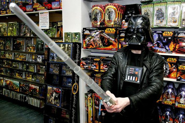 Áhugamaður um Star Wars með eftirlíkingu af geislasverði í versluninni Nexus á Hverfisgötu. Þau hafa komist í gegnum tollinn.