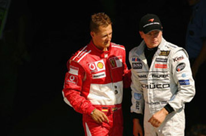 Schumacher og Raikkönen spjalla saman eftir tímatökuna í dag.