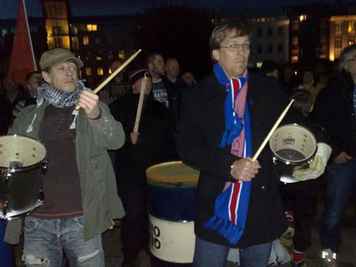 Fjöldi fólks er kominn á Austurvöll. Mynd/ Anton.