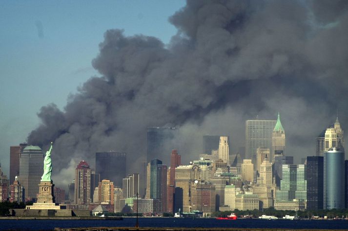 Frelsisstyttan stendur keik sem fyrr á meðan reykjarkóf liggur yfir New York. Tvíburaturnarnir við World Trade Center hrundu til grunna eftir að farþegaþotum var flogið á þá fyrir réttum 20 árum, hinn 11. september árið 2001. Um 3.000 létust í árásunum, en afleiðingar þeirra og þess sem koma skyldi endurómar enn um heimsbyggðina.