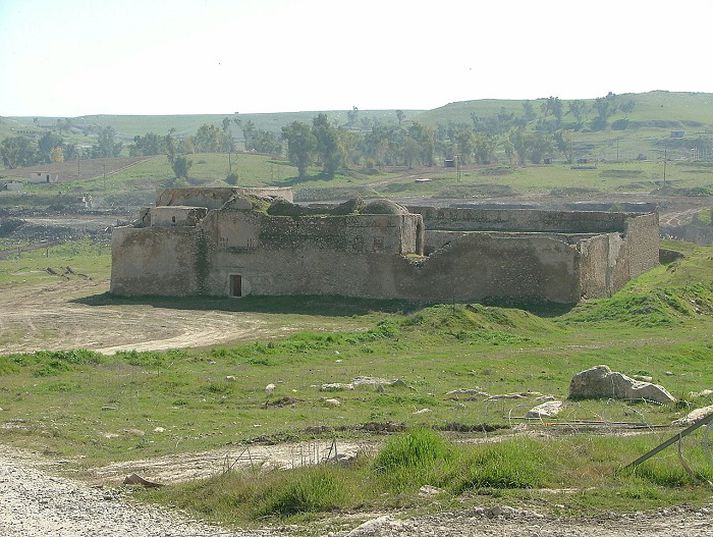 Klaustur heilags Elía, eða Deir Mar Elia, stóð á hæð nærri borginni Mosul í um 1.400 ár. Talið er að klaustur hafi verið reist af assýrískum munkum seint á sjöttu öld.