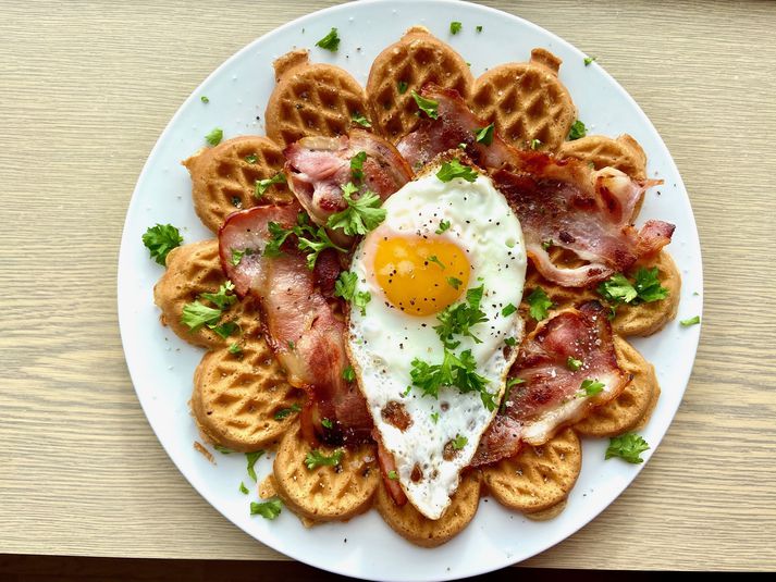 Íslendingar kunna að velja gúmmelaði ofan á vöfflur. Beikon og egg nýtur vinsælda í vöfflubröns.