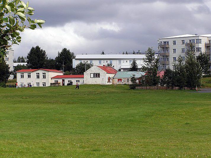 Friðunin nær til ytra byrðis húsasamstæðunnar; elsta húsið var byggt árin 1902-1904.