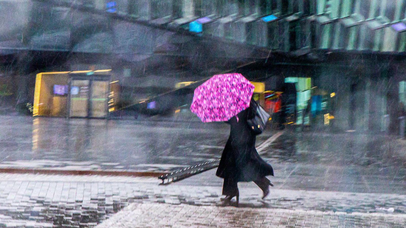 Allhvöss sunnan­átt með rigningu