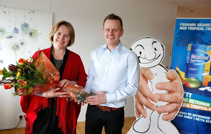 Jón Viðar Stefánsson afhenti Ragnheiði Haraldsdóttur forstjóra Krabbameinsfélagsins styrkinn.