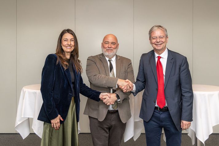 Hólmfríður Sveinsdóttir, rektor Háskólans á Hólum, Logi Einarsson, ráðherra menningar,  nýsköpunar og háskóla, og Jón Atli Benediktsson, rektor HÍ, handsala samninginn. 