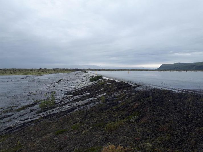 Þjóðvegi 1 við Eldhraun var lokað í dag vegna vatns úr Skaftárhlaupi sem flæddi yfir veginn. Svona var umhorfs á vegkaflanum í morgun.