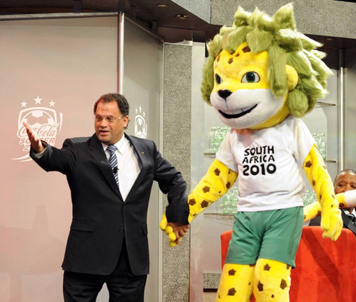 Danny Jordaan með lukkudýrinu á HM 2010.