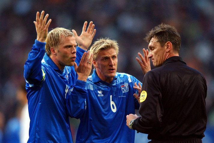 Eiður Smári Guðjohnsen og Rúnar Kristinsson voru ekki alveg sáttir við dómarann þarna.