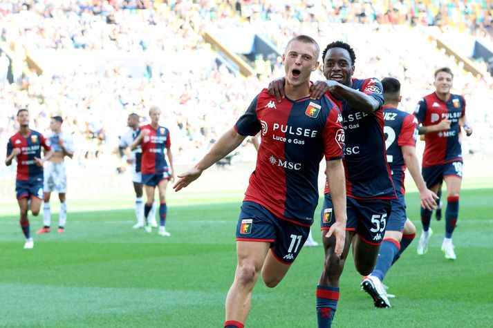 Albert Guðmundsson fagnar öðru marki sínu fyrir Genoa á móti Udinese í gær.