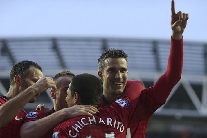 Robin van Persie fagnar marki á DW-leikvanginum í gær.