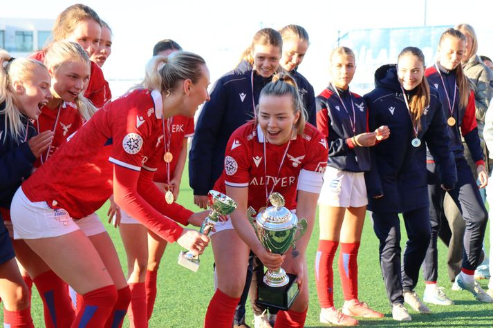 Berglind Rós Ágústsdóttir, fyrirliði Valskvenna, lyftir hér bikarnum á loft.
