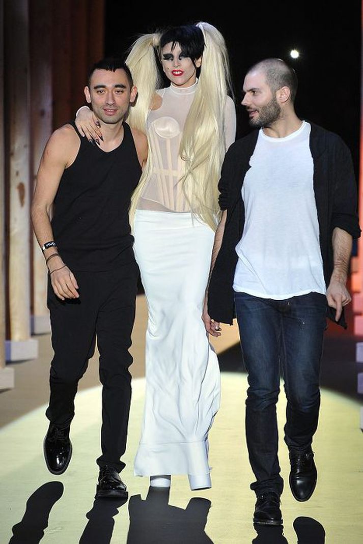 Nichola Formichetti (lengst til vinstri) ásamt Lady Gaga og Sebastian Peigne á tískuvikunni í París.
nordicphotos/getty