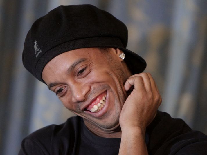 Ronaldinho var ánægður á blaðamannafundinum í Ríó.
