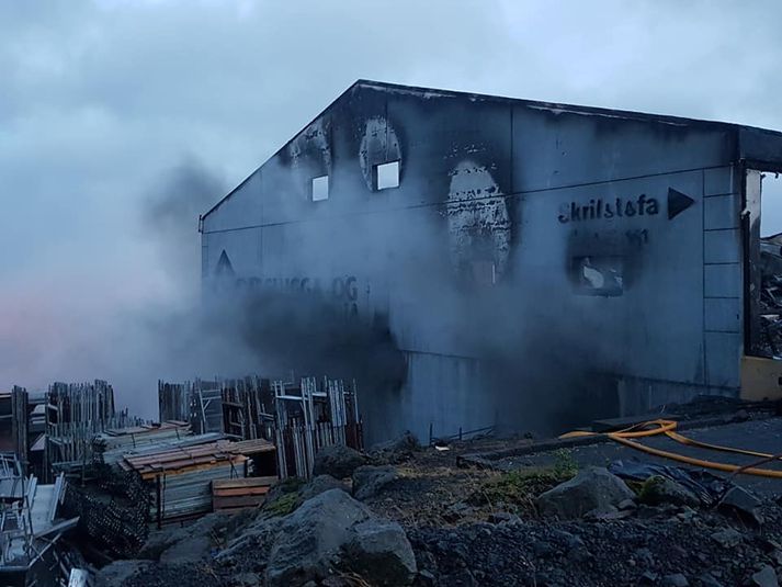 Eldur logar enn í iðnaðarhúsnæðinu að Hvaleyrarbraut 39 í Hafnarfirði en tekin var sú ákvörðun að miðnætti í gær að hætta slökkvistarfi en Slökkviliðið á höfuðborgarsvæðinu var þó með vakt á brunavettvangi alla nóttina.