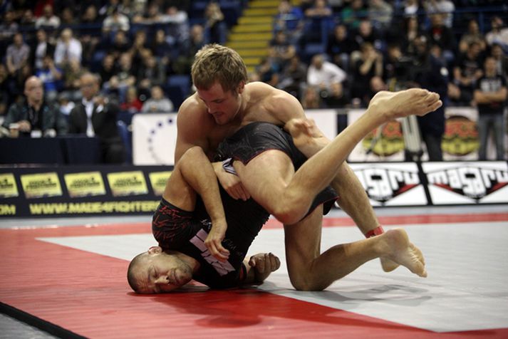 Gunnar Nelson vann Evrópumeistarann í sinni fyrstu glímu á sterkasta uppgjafaglímumóti heims.