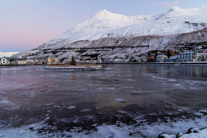 Seyðfirðingar koma saman við Lónið og fleyta kertum þegar nýtt ár gengur í garð. 