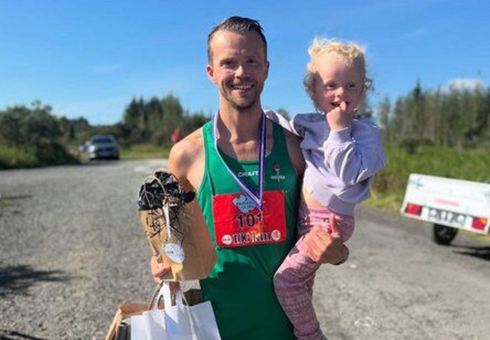 Arnar Pétursson var kátur eftir stórbrotið hlaup sitt í sólinni i gær og fékk líka góðar móttökur í markinu.