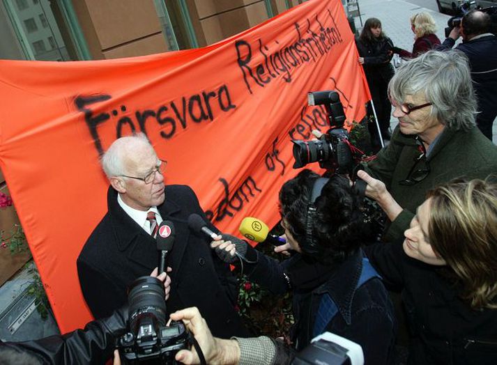 Åke Green. Fjölmiðlafólk sækir að prestinum fyrir utan Hæstarétt í Stokkhólmi í gær. Borðanum kom stuðningsfólk hans upp.