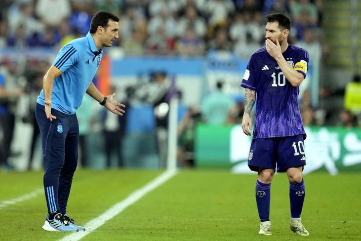 Lionel Scaloni ræðir við Lionel Messi í leiknum í gær þar sem Argentínumenn yfirspiluðu Pólverja.