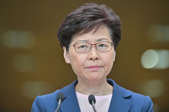 Carrie Lam segist ekki vera á útleið.