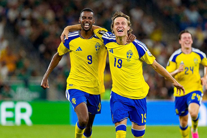Alexander Isak og Mattias Svanberg fögnuðu vel eftir að sá síðarnefndi skoraði úr fyrstu snertingu sinni í leiknum.