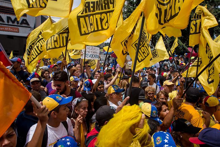 Fjölmenn mótmæli gegn stjórn Maduro fóru fram í höfuðborginni Caracas í dag.