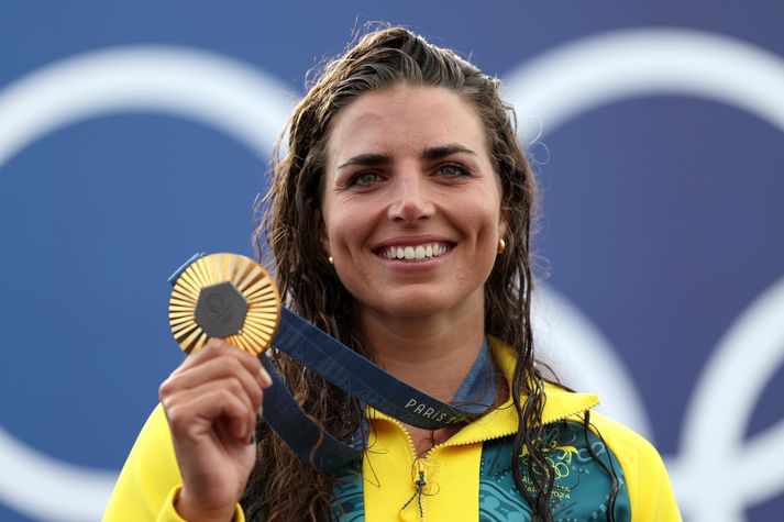 Jessica Fox með gullverðlaun sín. Hún hefur unnið verðlaun í K1 kanóasviginu á fjórum Ólympíuleikum í röð.