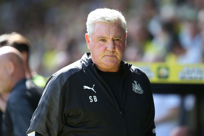 Steve Bruce er strax kominn í vandræði.