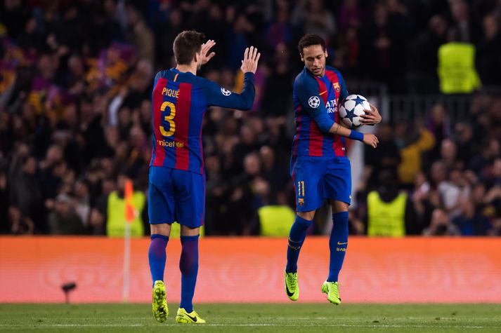 Neymar og Pique fagna marki í leik með Barcelona.