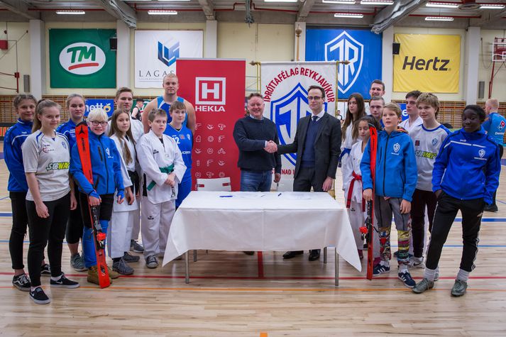 Friðbert Friðbertsson, forstjóri Heklu og Þorsteinn Magnússon ritari aðalstjórnar ÍR handsala samstarfssamninginn á milli ÍR og Heklu.