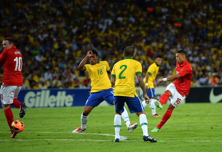 Oxlade-Chamberlain skorar fyrra mark Englands.